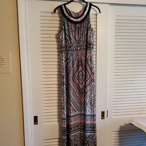 Chic Sleeveless Maxi Dress with Geometric Patterns